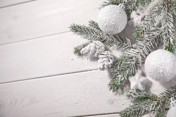 Kerstkaart Met Kerstboomtakken Besneeuwde Decoraties Houten Achtergrond — Stockfoto