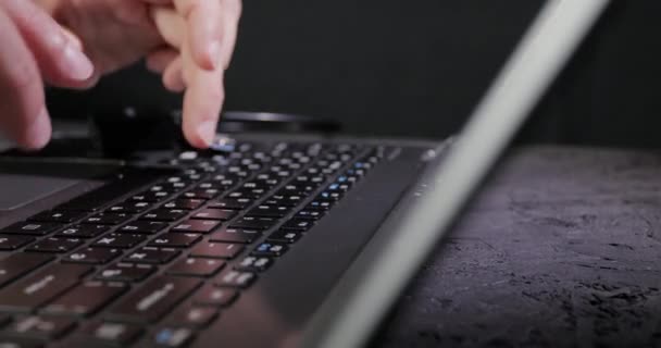 Manos masculinas escribiendo en un portátil — Vídeos de Stock