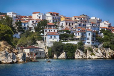 Skiathos, Yunanistan - 17 Ağustos 2017: Tekne Skiathos town, görünümünden Skiathos Island Yunanistan eski kısmında. Bir en güzel Yunan ada, Skiathos Island üzerinde 17 Ağustos 2017.