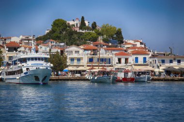 Skiathos, Yunanistan - 17 Ağustos 2017: Panoramik liman Skiathos town, Yunanistan üzerinden. Skiathos Island Turizm Skiathos Island 17 Ağustos 2017 çeken güzel bir ada olduğunu.