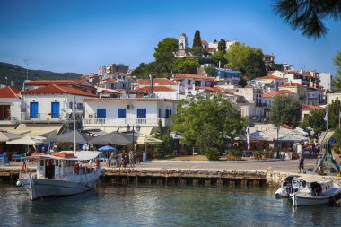 Skiathos, Yunanistan - 17 Ağustos 2017: Panoramik liman Skiathos town, Yunanistan üzerinden. Skiathos Island Turizm Skiathos Island 17 Ağustos 2017 çeken güzel bir ada olduğunu.