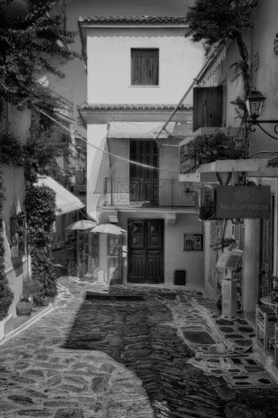 Skiathos Grecia Agosto 2017 Hermosa Calle Antigua Empedrada Estrecha Ciudad —  Fotos de Stock