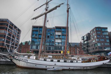 Hamburg, Almanya - 28 Temmuz 2014: Görünümünü Hafencity üç ay içinde bölge, Hamburg Mitte, Elbe Nehri üzerinde Grasbrook, Hamburg en pahalı yaşam bölgesinde ada.
