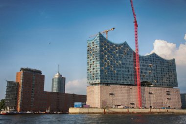 Hamburg, Almanya - 28 Temmuz 2014: Görünümünü Hafencity üç ay içinde bölge, Hamburg Mitte, Elbe Nehri üzerinde Grasbrook, Hamburg en pahalı yaşam bölgesinde ada.