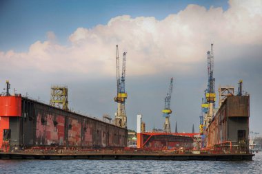 Hamburg, Almanya - 28 Temmuz 2014: Hamburg liman liman Elbe nehrinde görünümünü, konteyner Terminal büyük konteyner gemi. Almanya en büyük liman Hamburg liman olduğunu