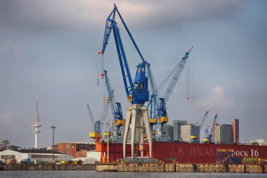 Hamburg, Almanya - 28 Temmuz 2014: Hamburg liman liman Elbe nehrinde görünümünü, konteyner Terminal büyük konteyner gemi. Almanya en büyük liman Hamburg liman olduğunu