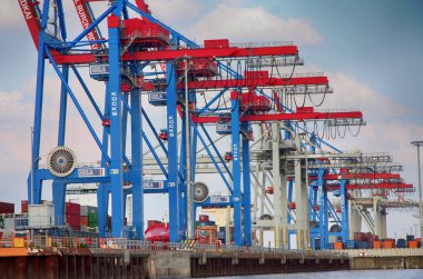 Hamburg, Almanya - 28 Temmuz 2014: Hamburg liman liman Elbe nehrinde görünümünü, konteyner Terminal büyük konteyner gemi. Almanya en büyük liman Hamburg liman olduğunu