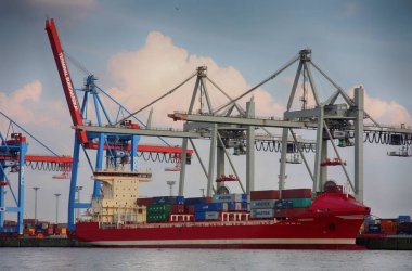 Hamburg, Almanya - 28 Temmuz 2014: Hamburg liman liman Elbe nehrinde görünümünü, konteyner Terminal büyük konteyner gemi. Almanya en büyük liman Hamburg liman olduğunu