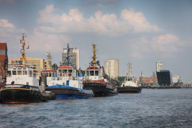 Hamburg, Almanya - 28 Temmuz 2014: Görünüm, peyzaj, Hamburg'un turist Limanı, Elbe Nehri üzerinde. Hamburg en pahalı yaşam bölgesinde biridir