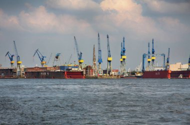 Hamburg, Almanya - 28 Temmuz 2014: Hamburg liman liman Elbe nehrinde görünümünü, konteyner Terminal büyük konteyner gemi. Almanya en büyük liman Hamburg liman olduğunu