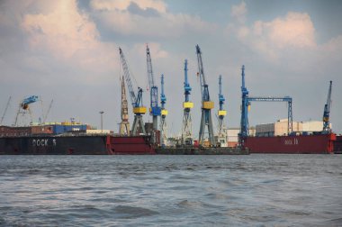 Hamburg, Almanya - 28 Temmuz 2014: Hamburg liman liman Elbe nehrinde görünümünü, konteyner Terminal büyük konteyner gemi. Almanya en büyük liman Hamburg liman olduğunu