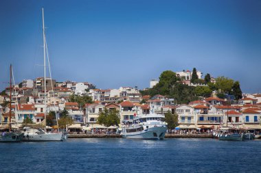 Skiathos, Yunanistan - 17 Ağustos 2017: Panoramik liman Skiathos town, Yunanistan üzerinden. Skiathos Island Turizm Skiathos Island 17 Ağustos 2017 çeken güzel bir ada olduğunu.