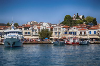 Skiathos, Yunanistan - 17 Ağustos 2017: Panoramik liman Skiathos town, Yunanistan üzerinden. Skiathos Island Turizm Skiathos Island 17 Ağustos 2017 çeken güzel bir ada olduğunu.