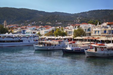 Skiathos, Yunanistan - 17 Ağustos 2017: Panoramik liman Skiathos town, Yunanistan üzerinden. Skiathos Island Turizm Skiathos Island 17 Ağustos 2017 çeken güzel bir ada olduğunu.