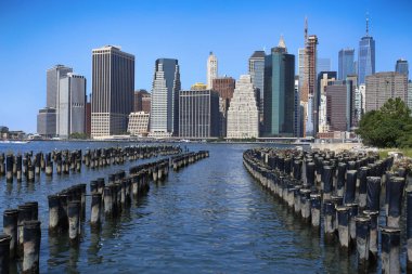 Brooklyn Bridge Park, New York City'e ahşap günlükleri ile Manhattan Skyline havadan görünümü