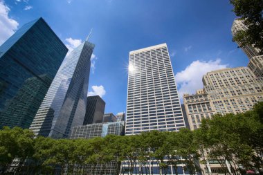 Midtown Manhattan'da ofis binaları ile arka plan, New York, ABD olarak Bryant Park