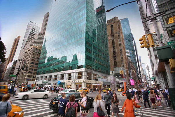 New York Usa August 2018 Busy Sidewalk Intersection 6Th Avenue — Stock Photo, Image