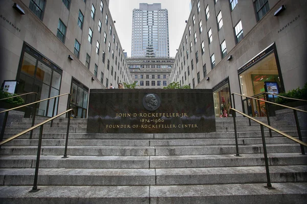 2018年8月23日 纪念牌匾美国金融家和慈善家约翰 洛克菲勒在美国纽约曼哈顿洛克菲勒中心前 — 图库照片