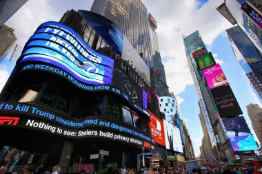 New York, Amerika Birleşik Devletleri - 24 Ağustos 2018: birçok kişi iri sayı-in Led işaretleri ile Times Square yürüme ile kalabalık, Manhattan, New York, ABD New York şehrinin bir semboldür