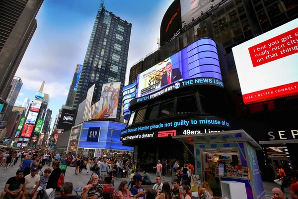 2018年8月24日 挤满了许多人步行时代广场与大量的 Led 是纽约市在曼哈顿 美国的标志 — 图库照片