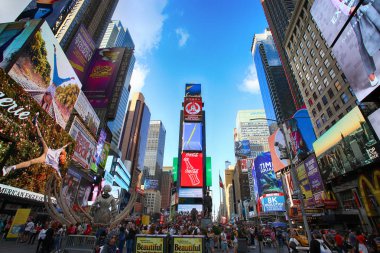 New York, Amerika Birleşik Devletleri - 24 Ağustos 2018: birçok kişi iri sayı-in Led işaretleri ile Times Square yürüme ile kalabalık, Manhattan, New York, ABD New York şehrinin bir semboldür
