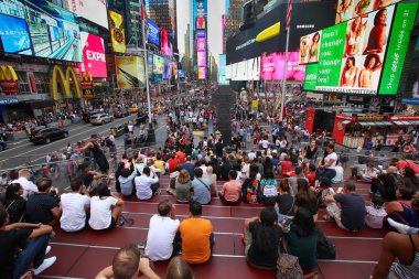New York, Amerika Birleşik Devletleri - 24 Ağustos 2018: birçok kişi iri sayı-in Led işaretleri ile Times Square yürüme ile kalabalık, Manhattan, New York, ABD New York şehrinin bir semboldür