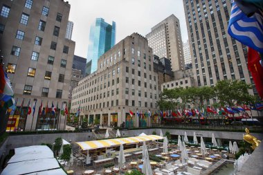 New York, Amerika Birleşik Devletleri - 23 Ağustos 2018: Rockefeller Center, bayrak direkleri ile işaretler Birleşmiş Milletler üyesi ülkelerin ve Rockefeller Plaza çevresinde yaya Midtown Manhattan'da bulunan.