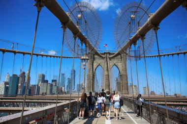 New York, Amerika Birleşik Devletleri - 23 Ağustos 2018: İnsanlar yaya geçit Brooklyn Köprüsü'nde bu köprü Manhattan ve Brooklyn bağlanır ve dünyanın en büyük asma köprü biridir..