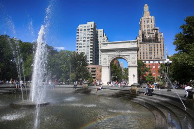 New York, Amerika Birleşik Devletleri - 23 Ağustos 2018: İnsanlar ziyaret ve Washington Square Park çevresinde havuzun tadını çıkarın. Park George Washington anmak için inşa edilen Washington Arch için bilinen. 