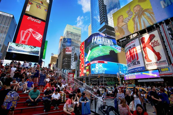 2018年8月24日 挤满了许多人步行时代广场与大量的 Led 是纽约市在曼哈顿 美国的标志 — 图库照片