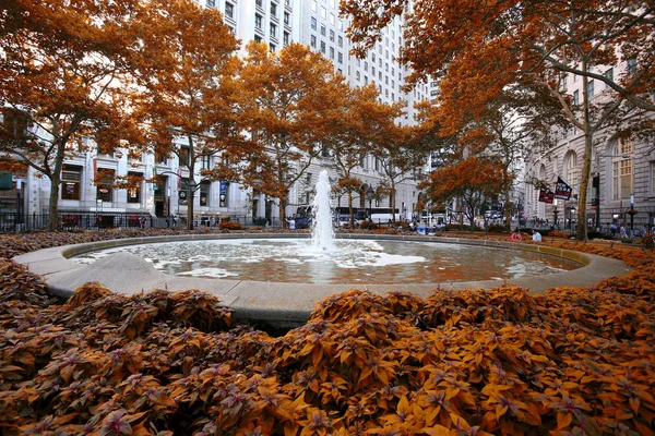 美国纽约 2018年8月24日 位于曼哈顿下城的金融区的保龄球绿色公共公园 这座公园建于 1733年 是纽约市最古老的公共公园 — 图库照片