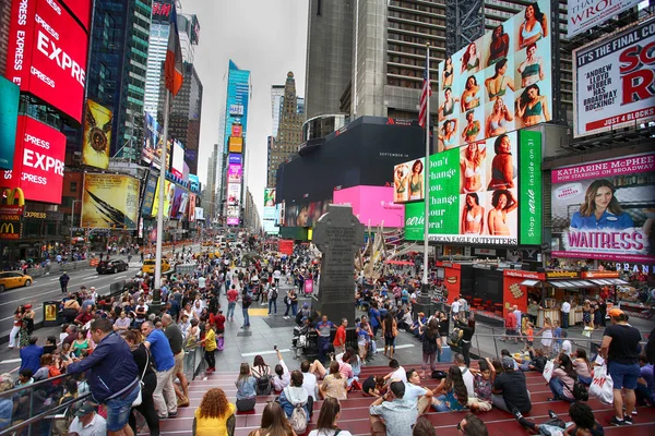 2018年8月20日 挤满了许多人步行时代广场与大量的 Led 是纽约市在曼哈顿 美国的标志 — 图库照片