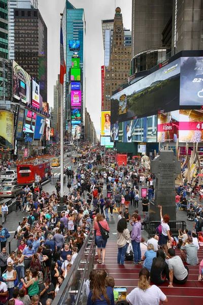 2018 맨하탄 미국에서 Led 표지판의 숫자와 스퀘어를 사람들이 붐비는 — 스톡 사진