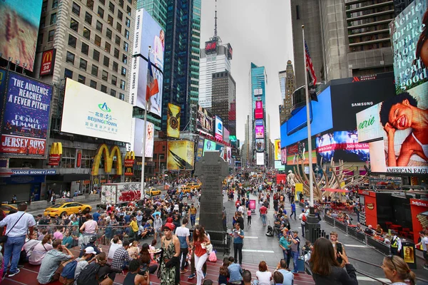 2018年8月20日 挤满了许多人步行时代广场与大量的 Led 是纽约市在曼哈顿 美国的标志 — 图库照片