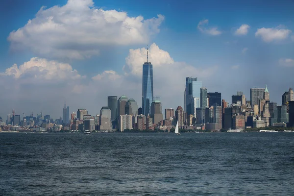 Нью Йорка Манхеттен Пташиного Польоту Островом Свободи — стокове фото
