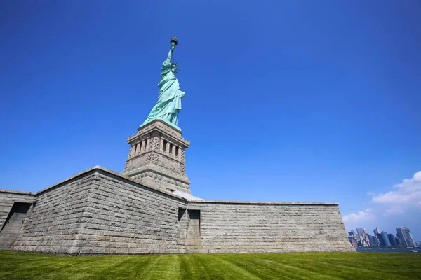 自由の女神 マンハッタン ニューヨーク市のスカイラインのパノラマ ビューはアメリカ合衆国 — ストック写真