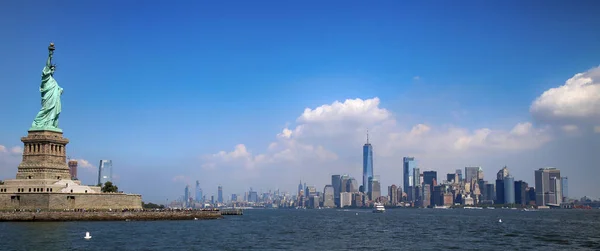 美国纽约曼哈顿的自由女神像和天际线全景图 图库图片