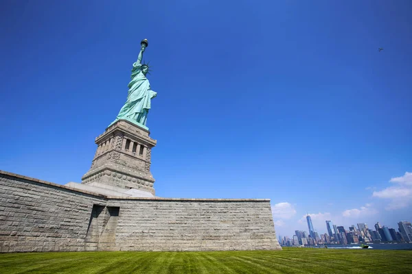 Blick Auf Die Freiheitsstatue Und Die Skyline Von Manhattan New lizenzfreie Stockfotos