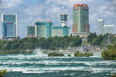 Niagara Falls, Amerika Birleşik Devletleri - 29 Ağustos 2018: Niagara Falls Amerikan tarafı, New York State, ABD karşısında ünlü oteller Kanada yanında güzel manzarasına