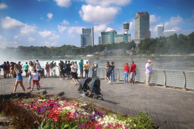 Niagara Falls, Amerika Birleşik Devletleri - 29 Ağustos 2018: Turist Niagara Falls ünlü otel karşısında Amerikan tarafı, New York State, ABD ile Kanada tarafında görüntülemek