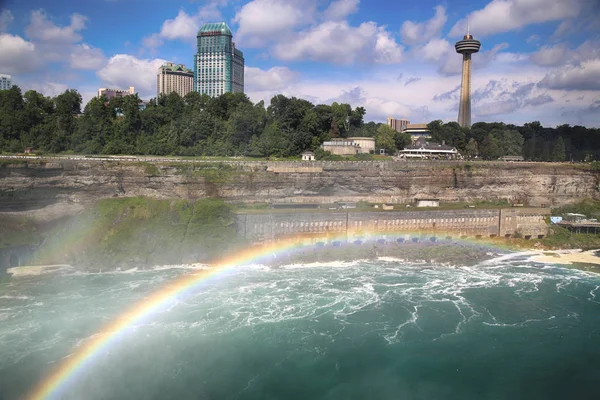 尼亚加拉瀑布 2018年8月29日 尼亚加拉大瀑布美丽的景色与彩虹加拿大一侧与著名的酒店横跨美国一侧 纽约州 — 图库照片