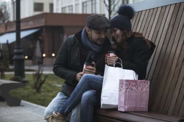 Genç çift içme kahve alışveriş ve çok mutlu görünüyordu