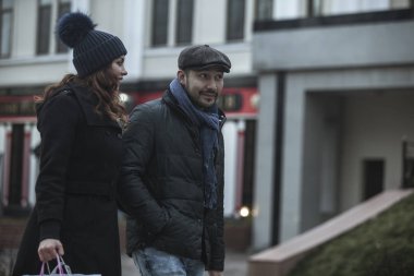 Alışveriş zamanı. Noel, yeni yıl için alışveriş. Ve şehir merkezindeki alışveriş.