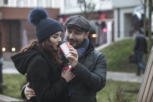 Junges Shopping Paar Trinkt Kaffee Und Sieht Sehr Glücklich Aus — Stockfoto