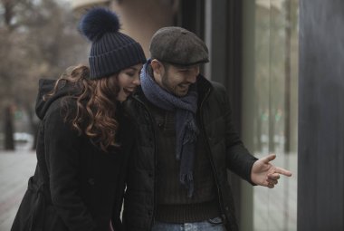 Çift pencere açık havada kış şehir sokak içinde alışveriş. Bir mağaza pencere önünde duran ve içinde arıyorum. Sıcak giysiler giyiyor