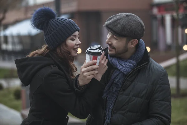 Junges Shopping Paar Trinkt Kaffee Und Sieht Sehr Glücklich Aus — Stockfoto