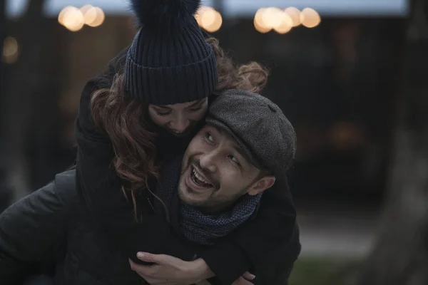 Casal Jovem Divertindo Livre Feira Inverno Vestindo Roupas Quentes Chapéus — Fotografia de Stock