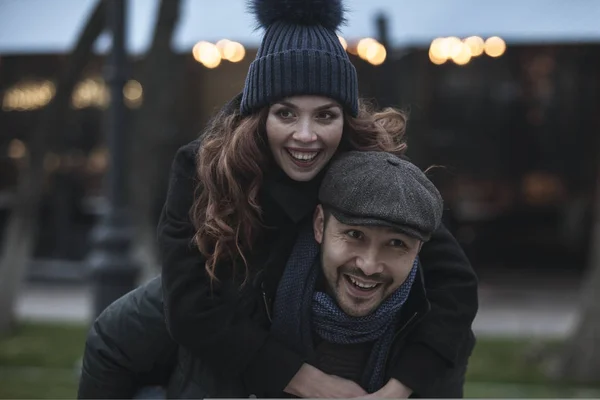 Junges Paar Vergnügt Sich Freien Auf Dem Wintermarkt Sie Tragen — Stockfoto
