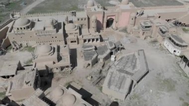 Göçebeler kalesinin çatıları üzerinde uçuyor. Kazakistan.