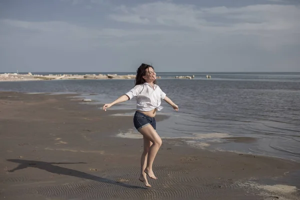 Σέξι γυναίκα στην παραλία χαμογελώντας και απολαμβάνοντας ένα ηλιόλουστο — Φωτογραφία Αρχείου